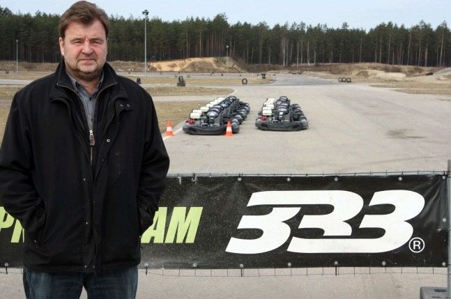 Ropažu novada domes deputāts un bijušais autosportists Šlēgelmilhs pēc pakaļdzīšanās "rallija" palīdz aizturēt zagļus