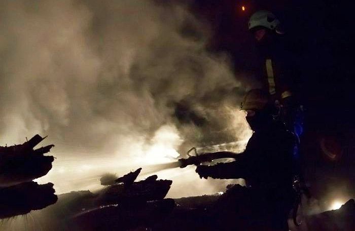 Ropažu novadā novērsts ugunsgrēks dzīvojamā mājā, Jūrmalā apdzēsta dārza māja
