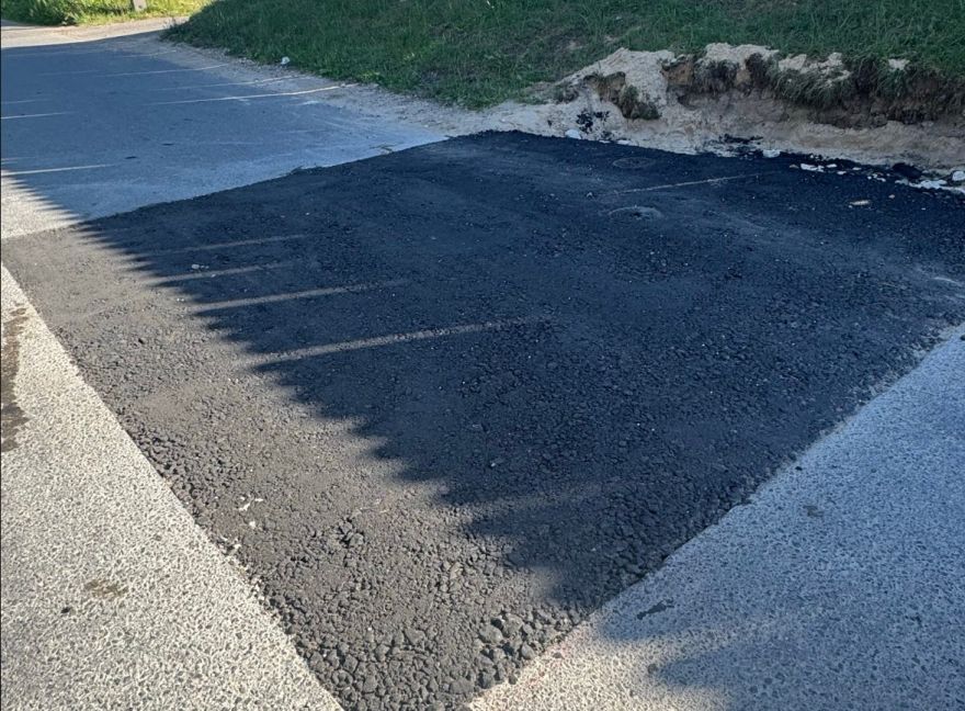 Ropažu novadā par 100 000 eiro uzlej jaunu asfaltu, bet jau drīz to uzlauž... "Vainīgais" ir zināms