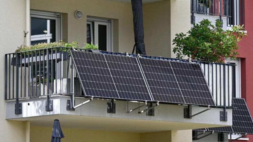 Attēls rakstam: Rozetē spraužami saules paneļi – ērti, bet vai droši?