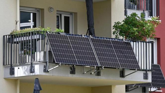 Attēls rakstam: Rozetē spraužami saules paneļi – ērti, bet vai droši?