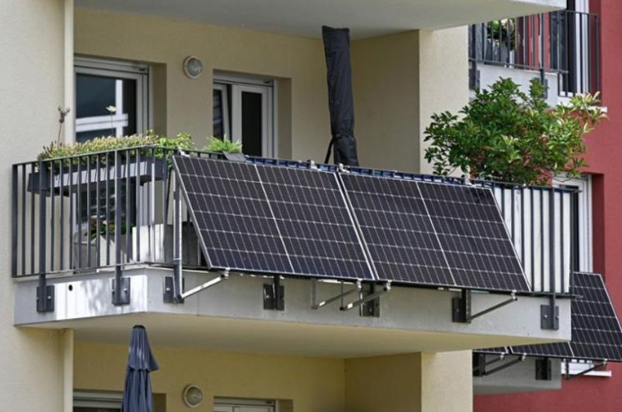 Rozetē spraužami saules paneļi – ērti, bet vai droši?