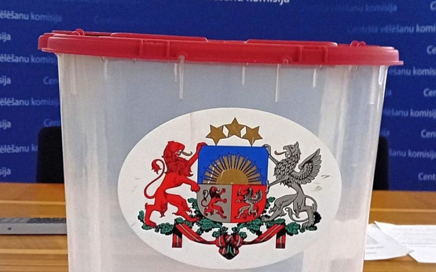 Rudenī Saeimas vēlēšanās balsis skaitīs manuāli, parlamentā izceļas asas debates