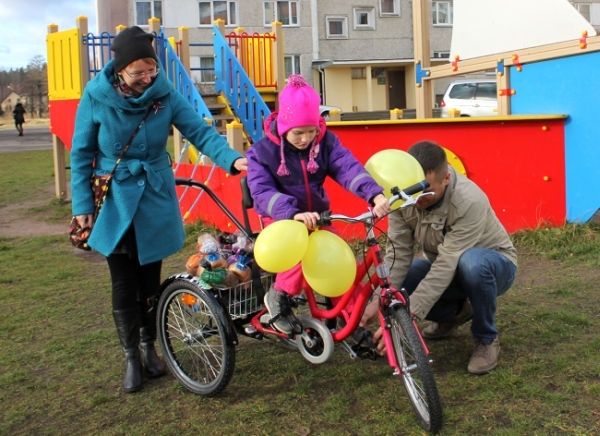 Rūtas no Olaines labdarības kampaņas ietvaros saņem īpašu trīsriteni