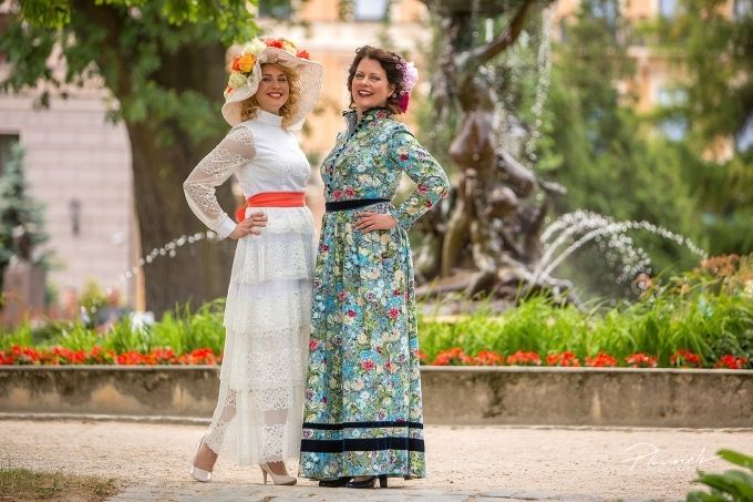 Sabiedrībā pazīstamas dāmas iejutīsies modeļu lomā Jūgendstila tērpu parādē