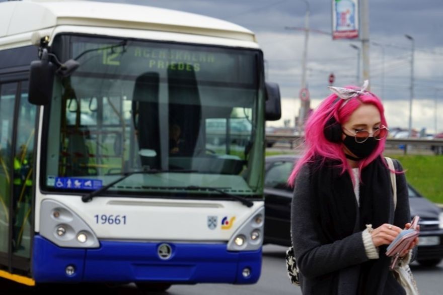Sabiedriskajā transportā pasažieriem joprojām jālieto elpceļu aizsegs un jāievēro distance