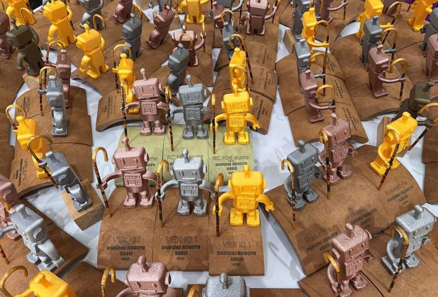Sacensības "Siguldas Robotu kauss 2026" Mālpilī piedalījušies vairāk nekā 330 roboti