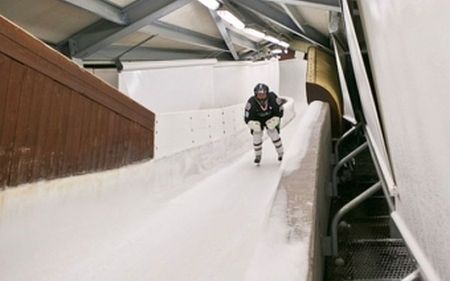 Sacensības slidošanā lejup pa bobsleja un kamaniņu trasi Siguldā
