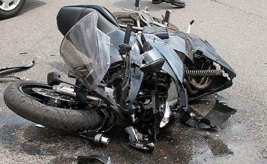 Sadursmē ar automašīnu Rīgā cietis motocikla vadītājs