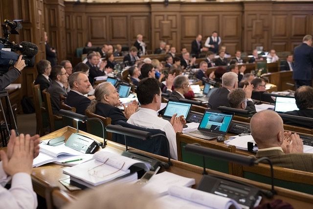 Saeima apstiprina 2017. gada budžetu; valsts ieņēmumi pieaugs par 664 miljoniem, izdevumi - par 680 miljoniem eiro
