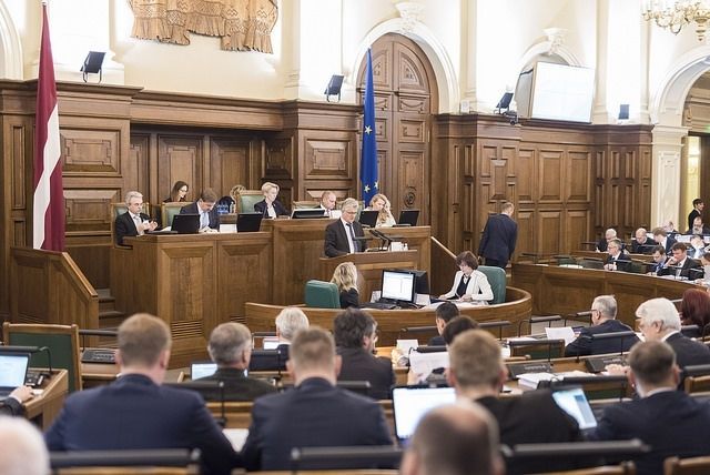 Saeima atbalsta diferencētā neapliekamā minimuma ieviešanu