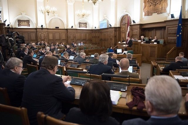 Saeima atbalsta pāreju uz mācībām tikai latviešu valodā