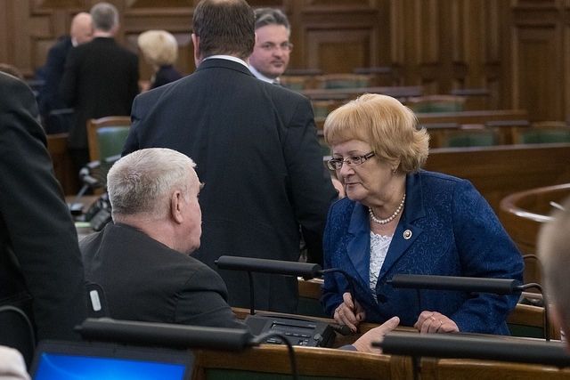 Saeima atsakās no priekšlikuma liegt nedzemdējušām sievietēm ziedot olšūnas