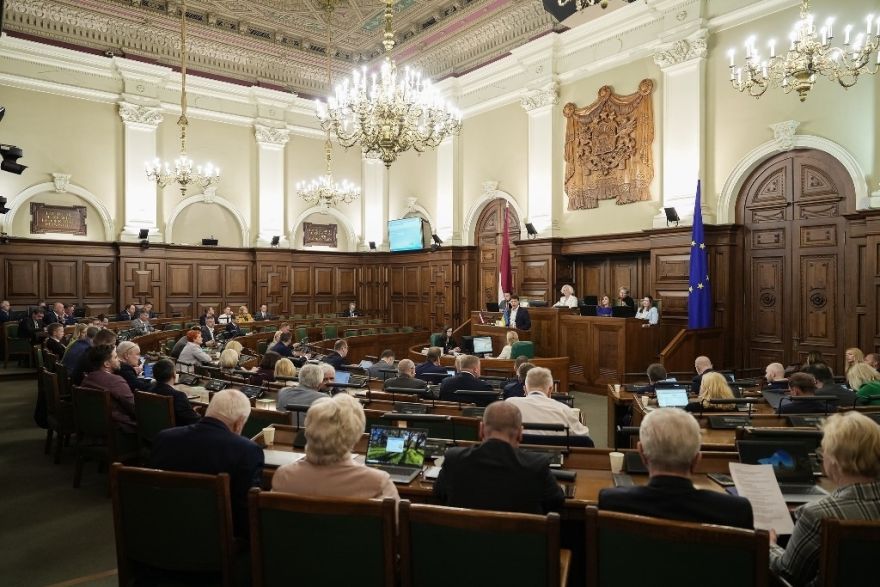 Saeimā darbu sākušas divas jaunas deputātes
