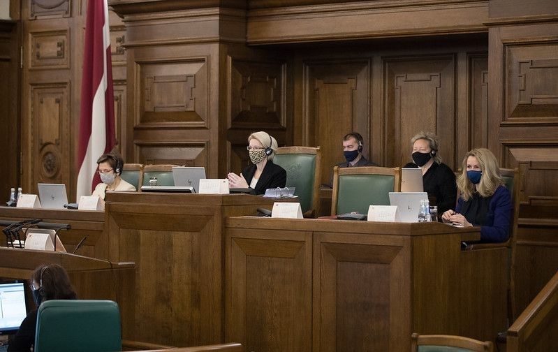 Saeima "iesaldē" valdības locekļu algas