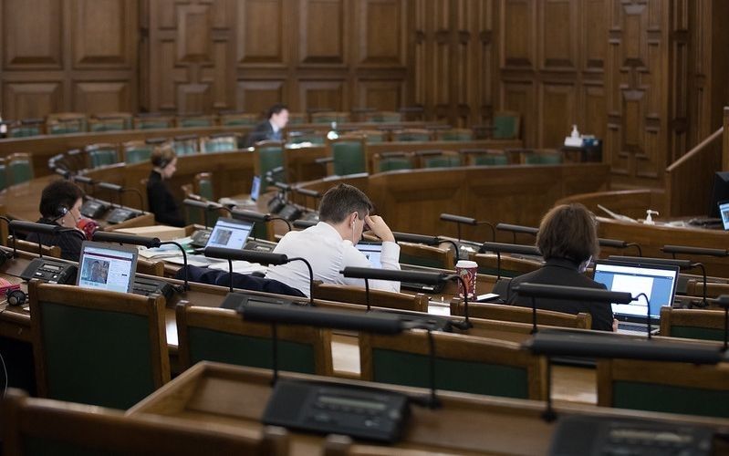 Saeima ievieš pabalstu bērna pieskatīšanai Covid-19 pandēmijas laikā