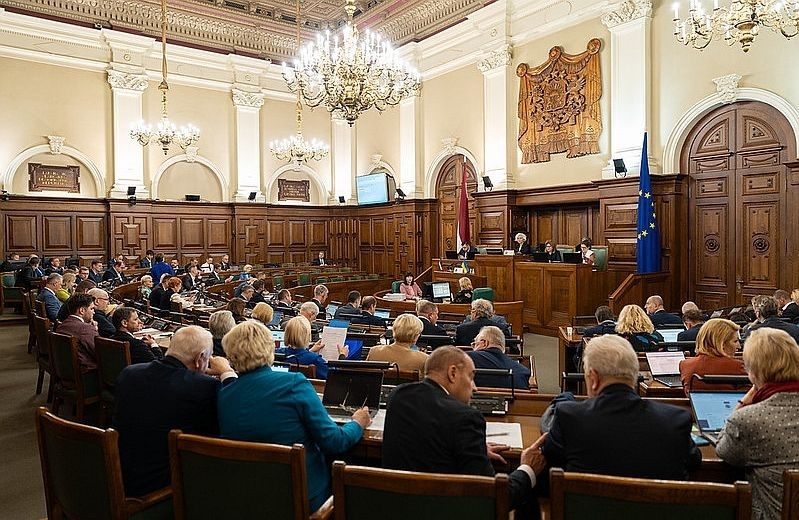 Saeima konceptuāli atbalsta ieceri iesaldēt atalgojumu valsts un pašvaldību uzņēmumu vadībai