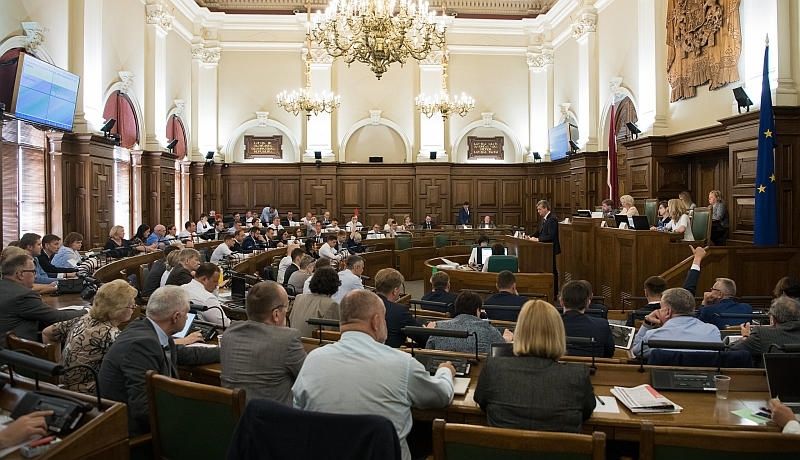 Saeima konceptuāli atbalsta veselības apdrošināšanas sistēmas atlikšanu līdz 2021.gadam