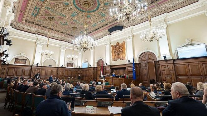 Attēls rakstam: Saeima nosaka stingrākas prasības likumu pārkāpušiem uzturēšanās atļauju saņēmējiem