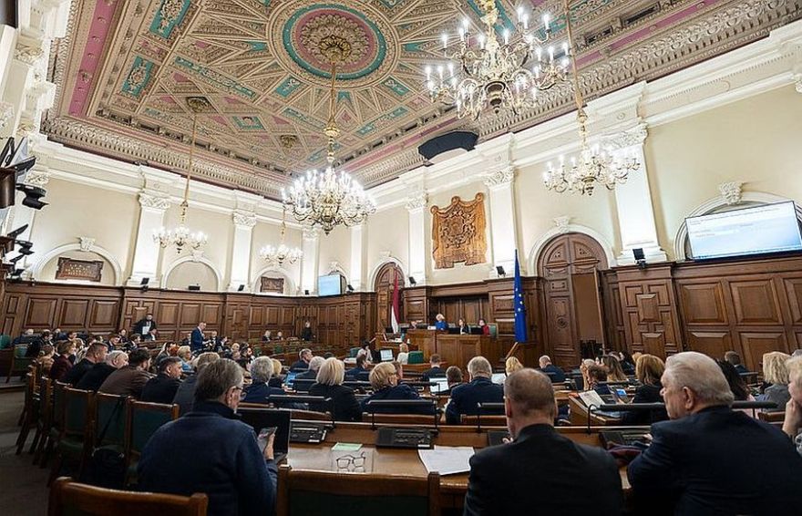 Saeima nosaka stingrākas prasības likumu pārkāpušiem uzturēšanās atļauju saņēmējiem