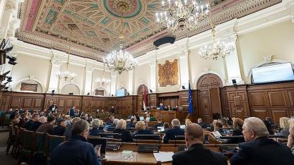 Attēls rakstam: Saeima nosaka stingrākas prasības likumu pārkāpušiem uzturēšanās atļauju saņēmējiem