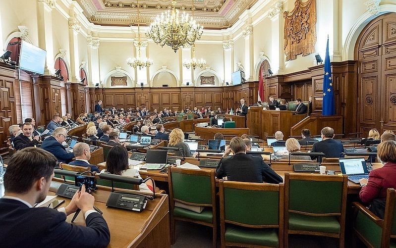 Saeima noteic 30 dienu liegumu fiziskām personām pārdot ārvalstī iegādātu transportlīdzekli