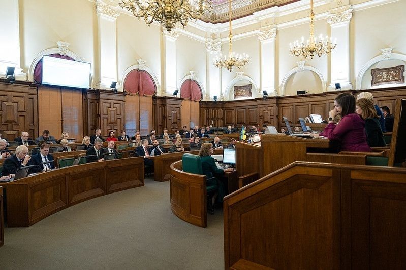 Saeima noteic lojalitātes pienākumu valsts iestāžu darbiniekiem