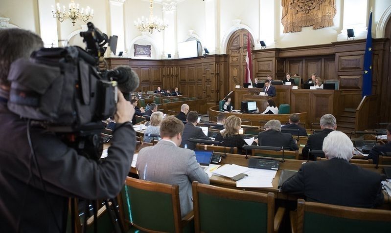 Saeima pieņēmusi likumu par pasākumiem Covid-19 izraisītās krīzes pārvarēšanai