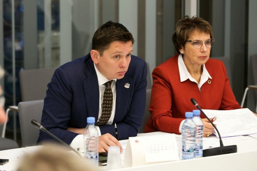 Saeimas Cilvēktiesību komisija: sabiedrisko mediju saturu jāļauj nodot komercmedijiem