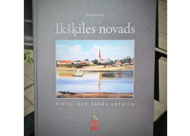 Saeimas deputātiem dāvina grāmatu "Ikšķiles novads. Vieta, kur sākās Latvija"