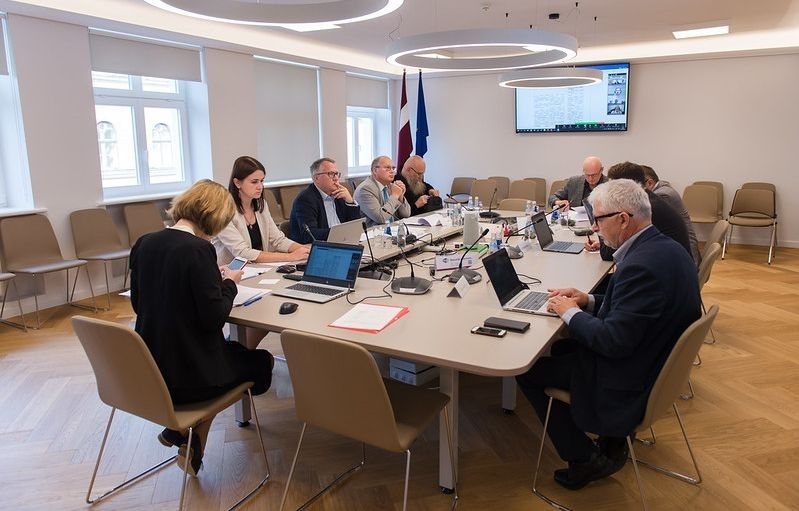 Saeimas Izglītības komisija konceptuāli atbalsta pāreju uz mācībām tikai valsts valodā