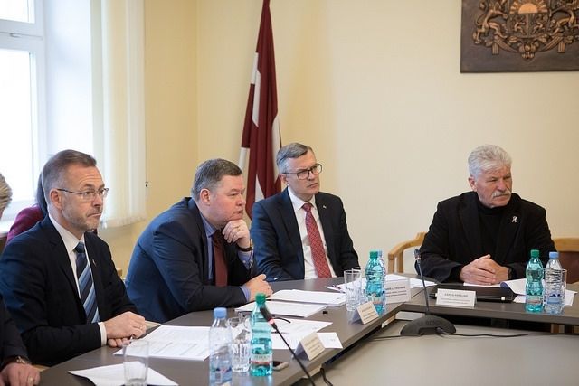 Saeimas komisija konceptuāli atbalsta rosinājumu par atlīdzību ikvienam, kurš būs palīdzējis valsts apdraudējuma pārvarēšanā