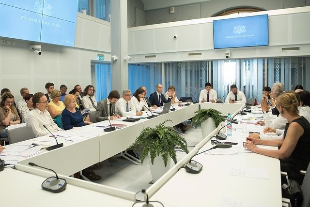 Saeimas komisija konceptuāli noraida ieceri par skolas gaitu sākšanu no sešu gadu vecuma