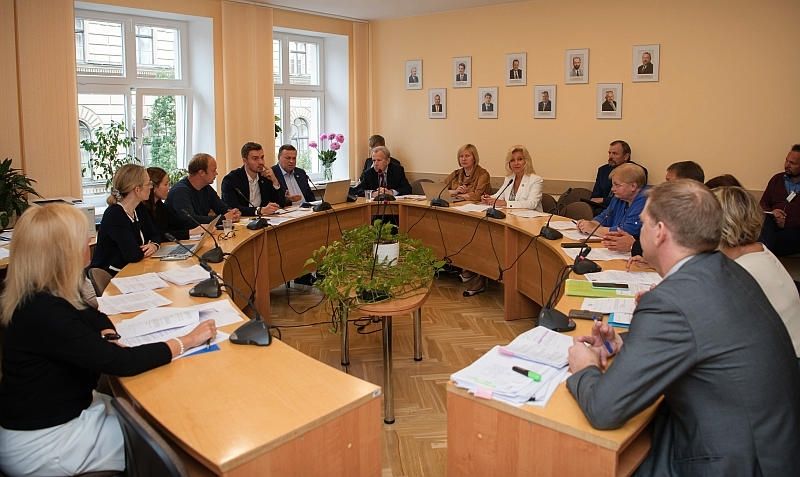 Saeimas komisija: papildu dzīvesvietai ārvalstī persona varēs norādīt vienu adresi Latvijā