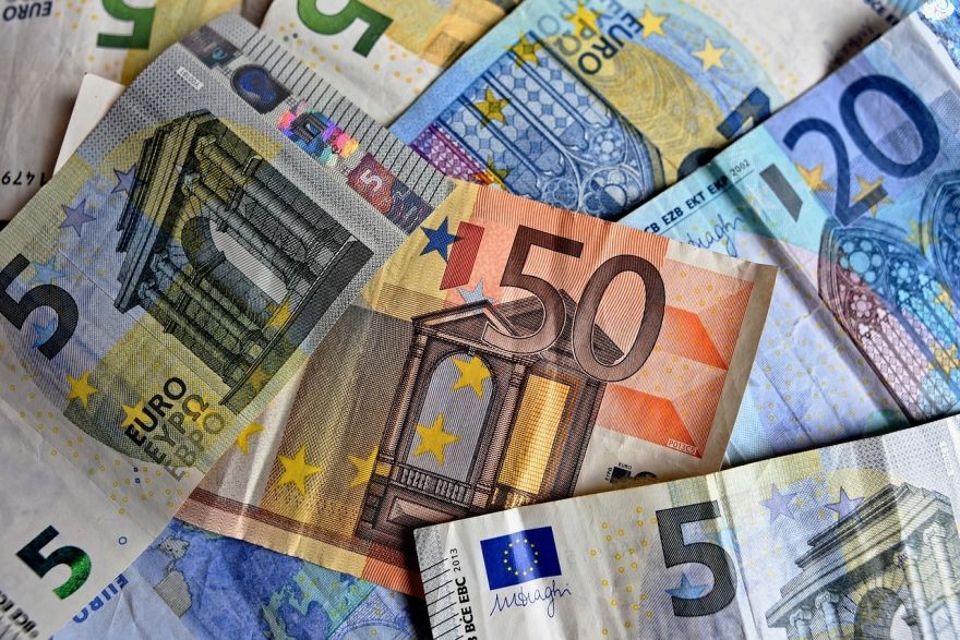 Saeimas komisija tomēr turpinās izskatīt par nekvalitatīvu atzīto pensiju fondu likumprojektu