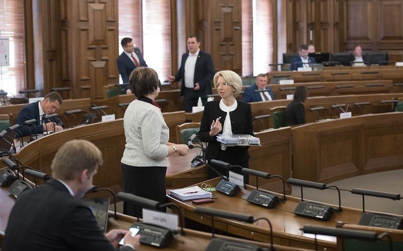 Saeimas vairākums nepiekrīt noteikt, ka mediķu saslimšana ar Covid-19 uzskatāma par nelaimes gadījumu darbā