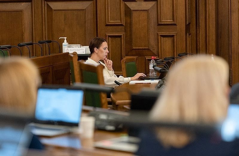 Saeimas vairākums otrajā lasījumā atbalsta pakāpenisku pāreju uz mācībām tikai valsts valodā