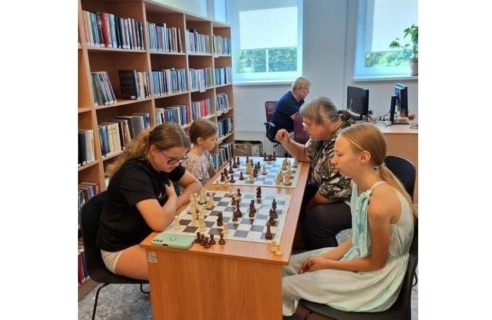 Šaha dienā Allažu bibliotēkā spēlē gan bērni, gan pieaugušie