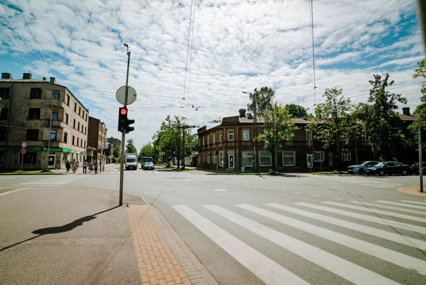 “Sajūta kā gāzes kamerā!” rīdzinieki un Pierīgas iedzīvotāji sūdzas par kodīgu dūmu smaku