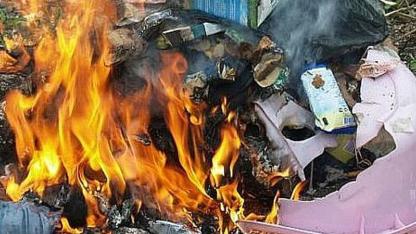 Attēls rakstam: Salaspilī dedzis dīvāns, Jūrmalā – atkritumi