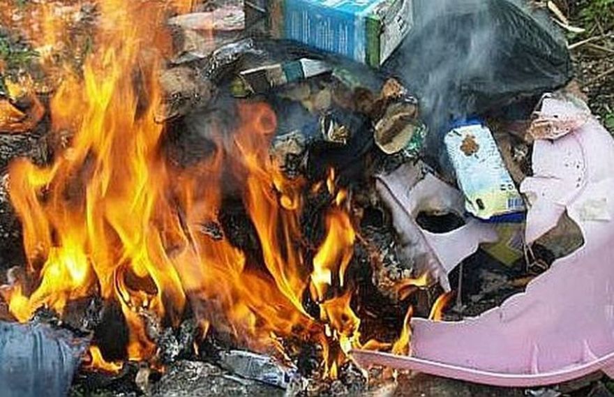 Salaspilī dedzis dīvāns, Jūrmalā – atkritumi