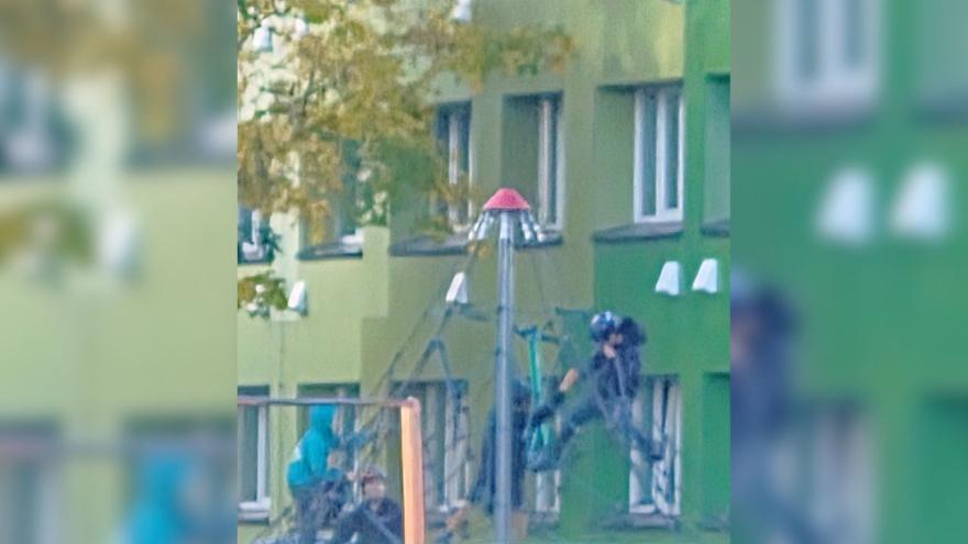 Attēls rakstam: Salaspilī jaunieši bērnu rotaļu laukumā atraduši visai neparastu pielietojumu "Bolt" skrejritenim