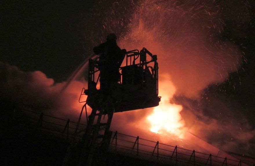 Salaspilī sešas stundas dzēš paaugstinātas bīstamības ugunsgrēku (papildināta)