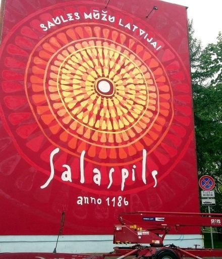 Salaspilī top Latvijas simtgadei veltīts sienas gleznojums