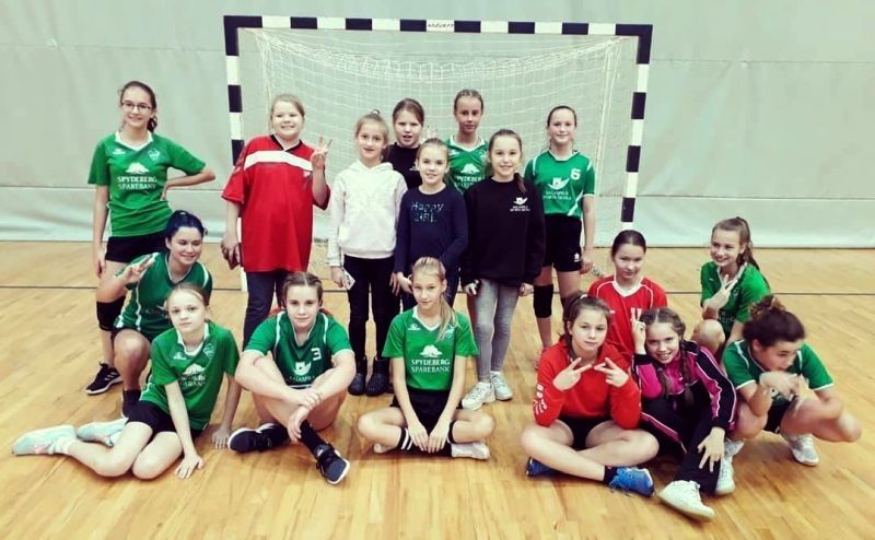 Salaspils jaunie handbolisti mainīgām sekmēm sākuši Latvijas U13 čempionātu