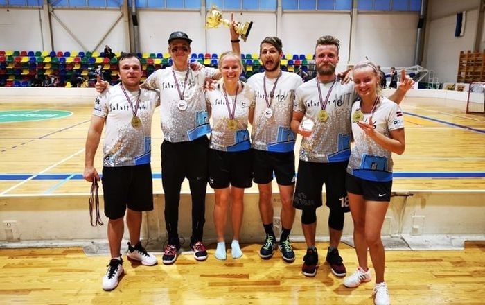 "Salaspils MIX" komanda dramatiskā cīņā kļūst par pirmo Latvijas telpu frisbija čempionāta uzvarētāju