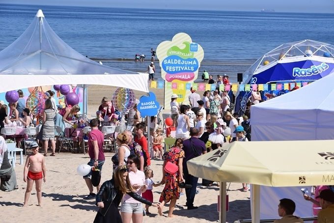 Saldējuma festivālā Jūrmalas kūrorta svētkos šogad apēsts gandrīz divas reizes vairāk saldējuma nekā pērn
