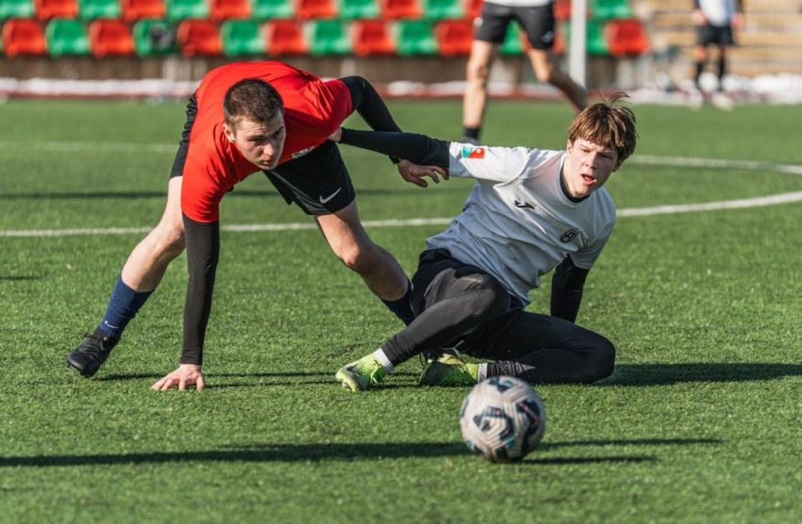 Sarkanā kartīte, nerealizēta "pendele" un seši vārti: Ķekavas futbolisti uzvar Olainē