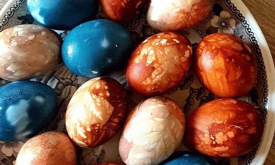 Sarkanais kāposts, kurkuma un citi dabas materiāli Lieldienu olu krāsošanai