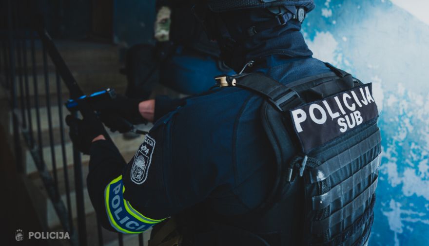 Sasieta un bez palīdzības: Rīgā sieviete izglābta no gūsta